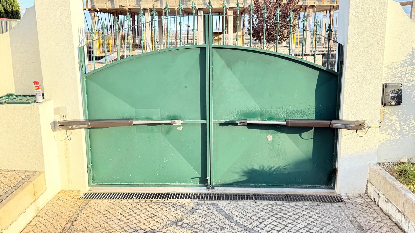 Portão seccionado instalado numa garagem residencial